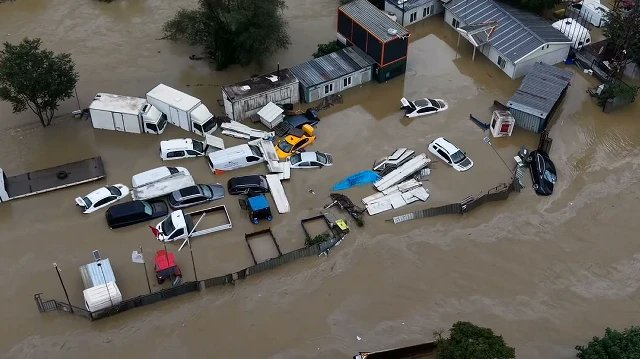 ibbhaberr's tweet photo. İstanbul'da etkili olan şiddetli sağanağın ardından Cendere'de dere kenarında bir vatandaşın cansız bedeni bulundu.

Hayatını kaybeden kişinin ölüm nedenine ilişkin inceleme sürerken, olayın selle bağlantılı olduğunun kesinleşmesi halinde İstanbul'daki can kaybı 3'e yükselecek. https://t.co/4oEY0sD05a