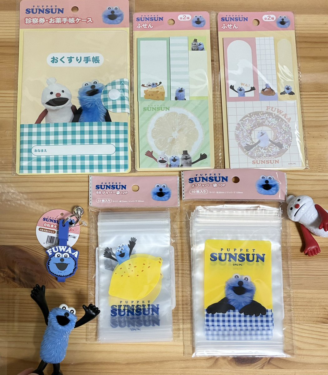 owl1parrot3's tweet photo. キャンドゥで新発売の
パペットスンスンのグッズたち‼︎

・おくすり手帳
・ふせん（2種）
・ジッパー袋（2サイズ）
・自転車キーホルダー

全部100円とは‼︎

他にもファイルケースが発売されているようだけど行った店舗では入荷しておらず…

気軽にスンスンが使えてうんと嬉しいです‼︎ https://t.co/BsJJe595TQ