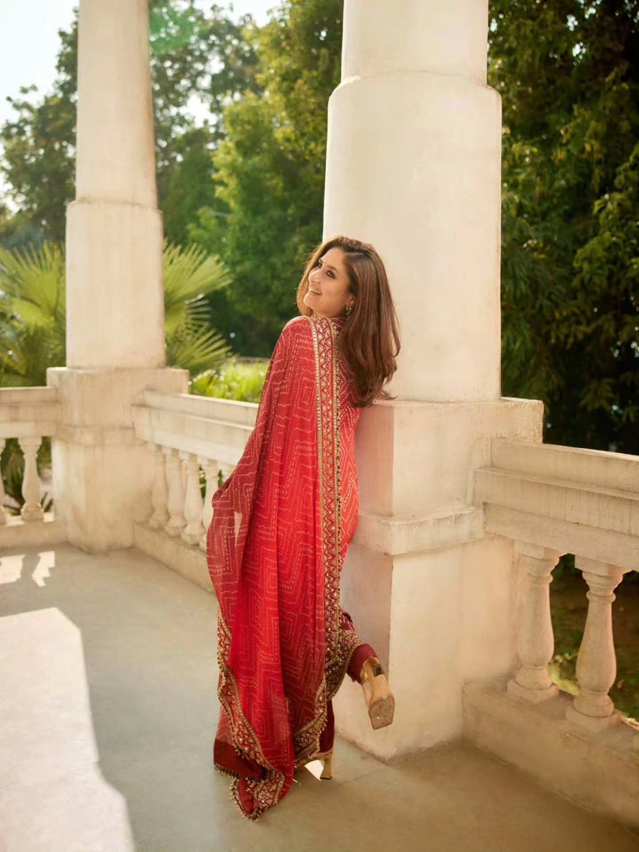 TheDailyJagran's tweet photo. #InPics | Kareena Kapoor Khan is serving timeless elegance in a gorgeous red salwar kameez, captivating fans with her graceful appearance and mesmerising gaze. Her understated styling and serene aura make this ethnic look a perfect blend of sophistication, beauty and effortless charm.

#KareenaKapoorKhan #KareenaKapoor #EthnicFashion #BollywoodStyle #RedLook

[Kareena Kapoor Khan, Red Salwar Kameez, Ethnic Fashion, Bollywood Celebrity, Traditional Outfit, Elegant Look, Celebrity Style, Fashion The Daily Jagran]