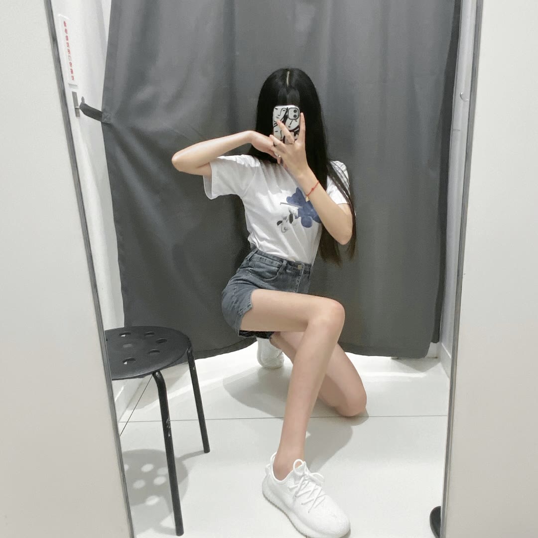 ohhharmy's tweet photo. 03年女在浙江杭州，找男（不开玩笑）在线蹲一位能约的男搭子，感觉好的话可以长期！不打扰彼此生活！点赞优先 ##浙江 #杭州 #女大 #搭子 🌹 ✨ 🎉 🌂 https://t.co/0BfhwQYA93