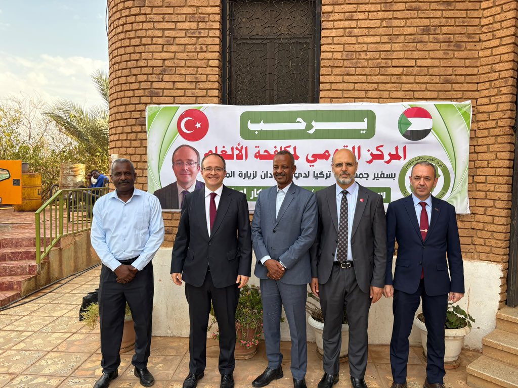 TC_HartumBE's tweet photo. Büyükelçi Fahri Türker Oba, Sudan Ulusal Mayın Eylem Merkezi’ni ziyaret ederek, Merkezin ülkedeki faaliyetlerine ilişkin bilgi almıştır. https://t.co/gfY1iUJtL8