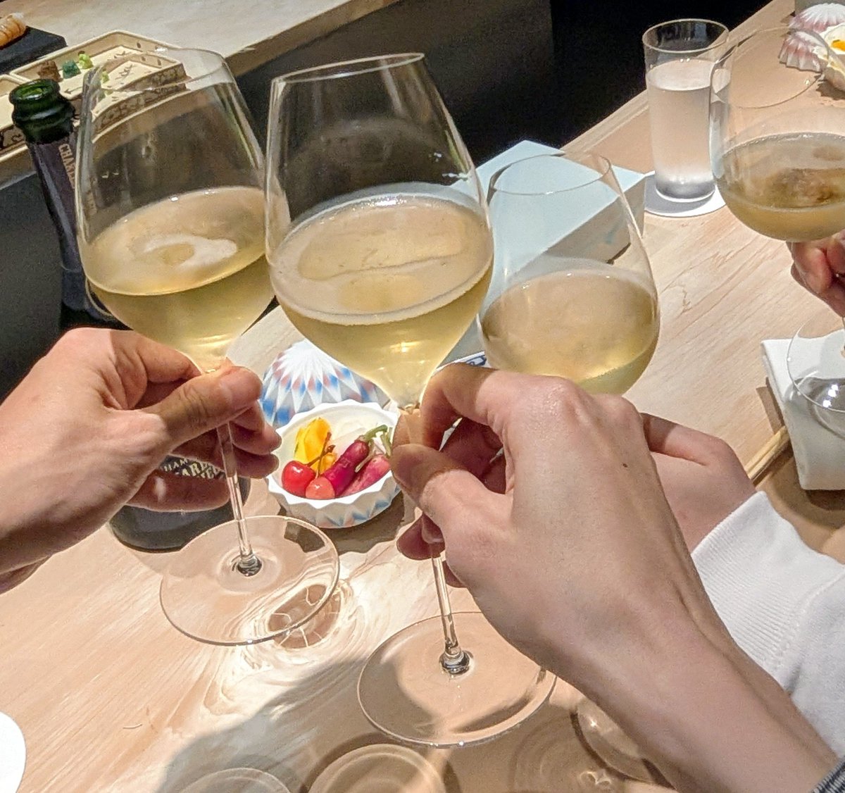 tomo0723sw's tweet photo. いつもの４人でお食事会🐟️
良平さんが手を伸ばしてくれません！！ https://t.co/44Os8nIEi7