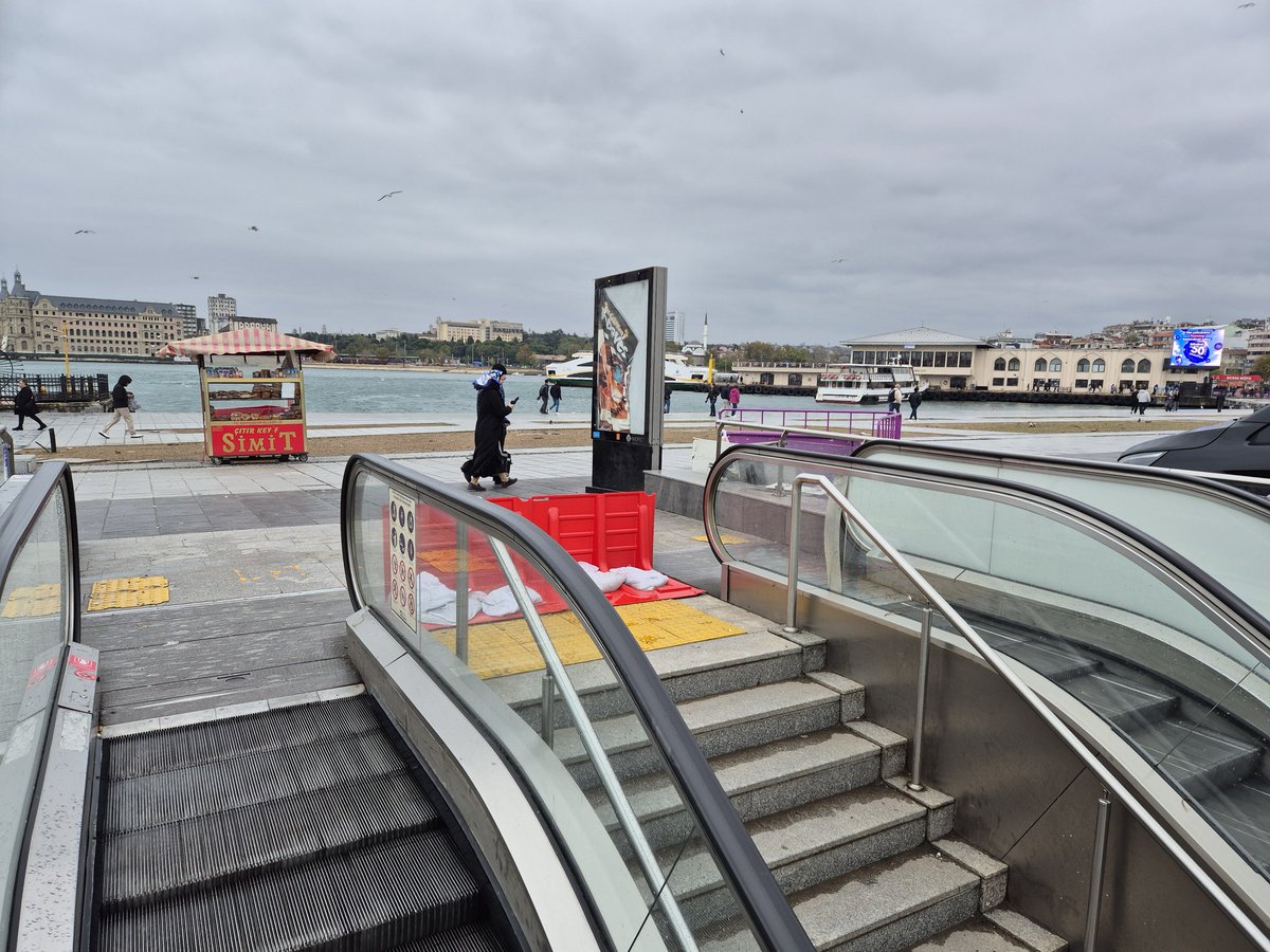 kaptan_nemo_'s tweet photo. kadıköy metro istasyonunun rıhtıma bakan girişlerine su baskınını önlemek için konmuş bariyerler

yeni hatlarda sahil girişleri direkt ~100 cm yükselti ile inşa ediliyor, örneğin m8 bostancı https://t.co/pBv0XPgJ4H