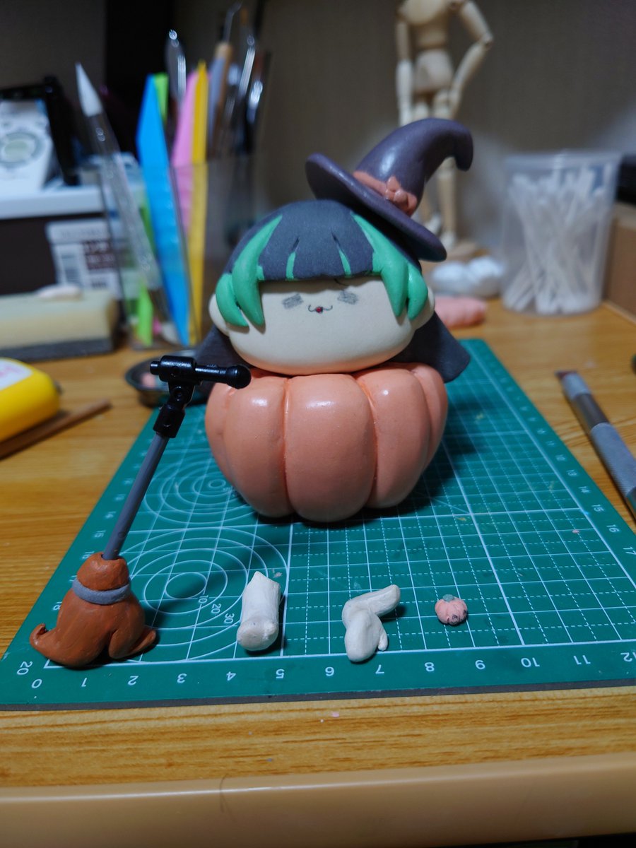 KazuOda1029's tweet photo. Vsinger葉山翠さんのぽよちゃん制作活動
[ハロウィン🎃かぼちゃぽよちゃん]
同僚に感謝🙏

箒の案をちょっと相談したら
サラッと答えてくれたから即採用w
歩く箒ね･･･

あとそれに合わせてちょっと小物だけ
乾燥を待って微調整

前髪折れた！修復した！
疲れた
 #自作フィギュア
 #フィギュア制作 https://t.co/aXAcHPfpZX