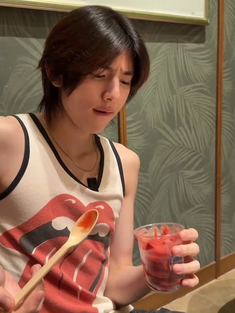 juhoonclub's tweet photo. juhoon and that rolling stones shirt again... i'm loving it https://t.co/RDCvAADRXm
