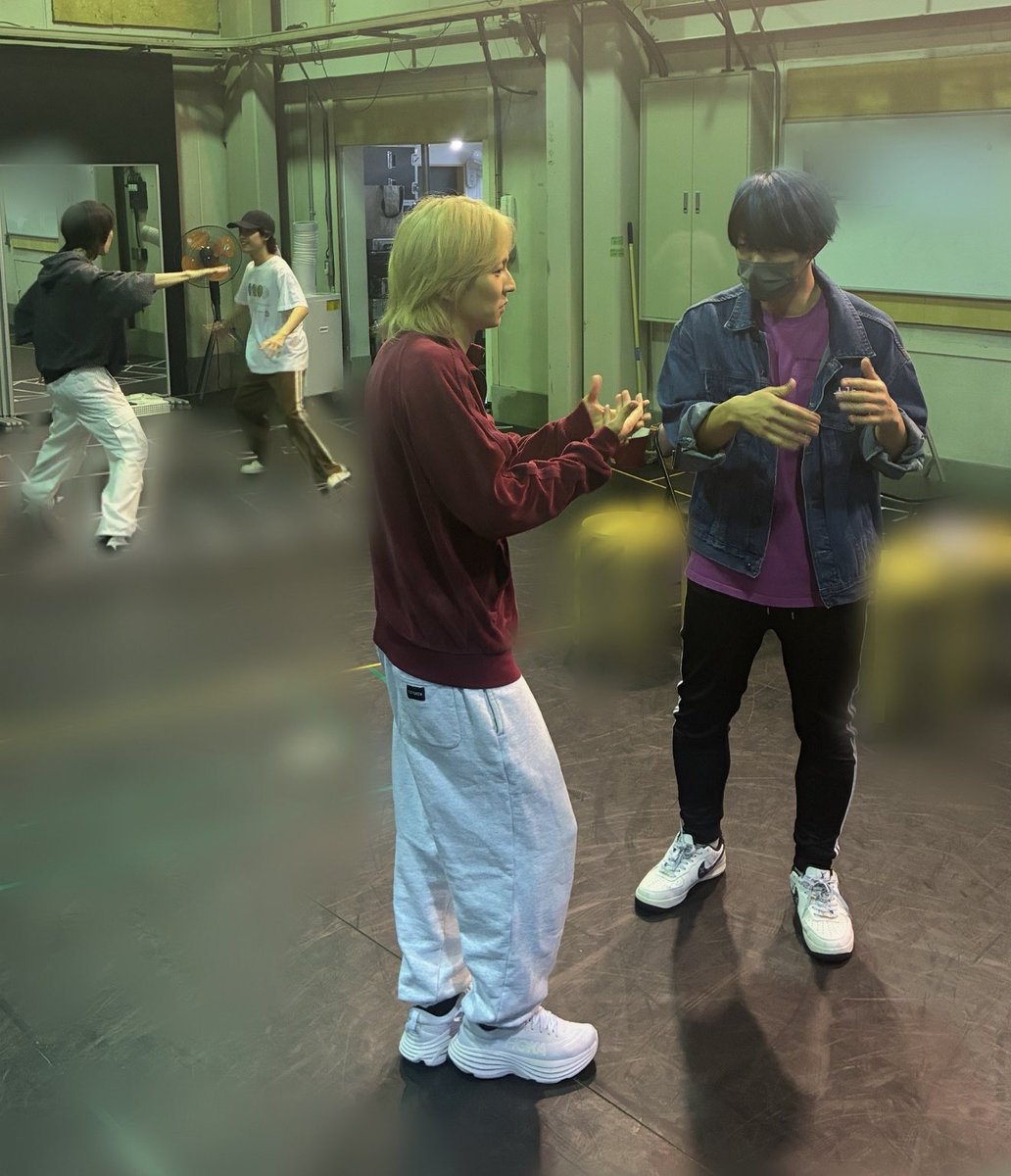 junjunmjgirly's tweet photo. ミュージカル「えぶりでいホスト」の稽古の様子を少しでも伝えられたら！！！

って思って写真を撮ったんですけど、念のためぼかしを入れたら臨場感が全くなくなってしまった！😂

でもこういう「いかにも稽古中です！」みたいな写真にも憧れがあったんだよな〜！

すごい良いので楽しみにしてて🍾💕 https://t.co/saolKhnzJw
