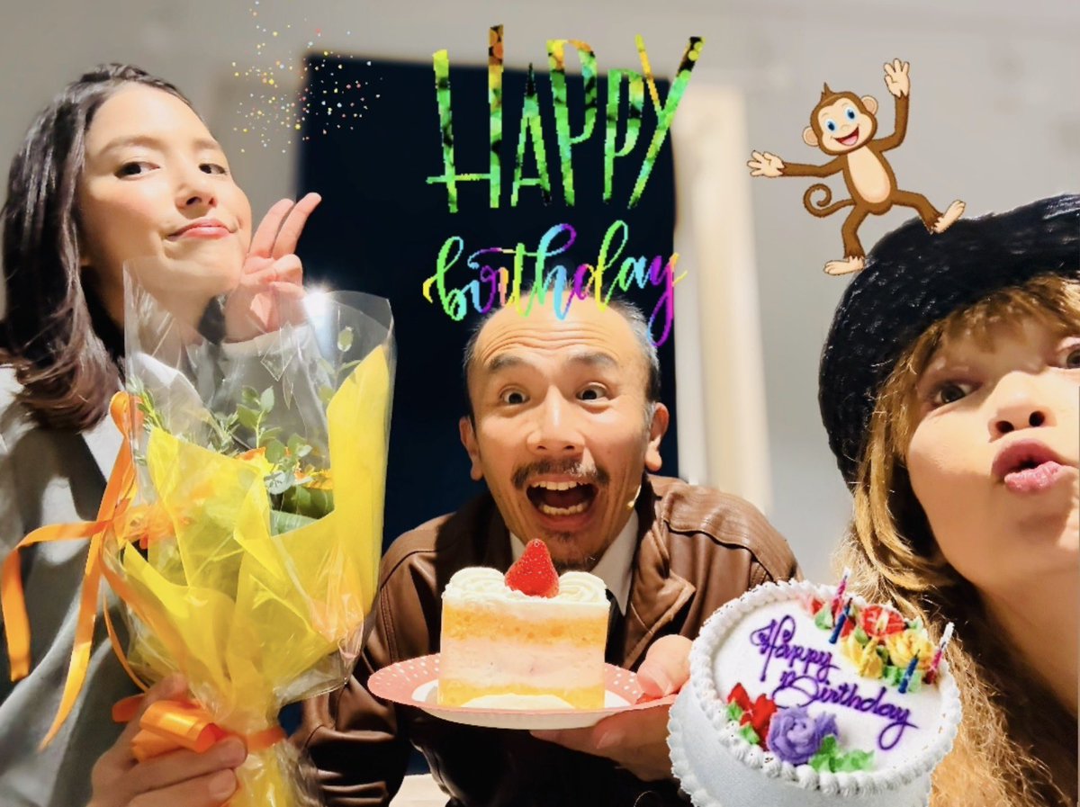 uranhirosaki's tweet photo. #ノッキンオンロックドドア 本日15日は休演日でした🙇‍♂️ドア開かず🚪😂
昨日10月14日はおじいちゃんこと木津ポンのお誕生日でした🎂🥳🎉さりげなく舞台でお祝いするカンパニー皆んなを愛するたつ兄🐉開演近くなると楽屋前に甘い香りがたちこめ💕綺麗なお顔の #上田竜也 氏現る！ダンス関係で特別にお写真お願いしたのだが🙏麗し過ぎるしお顔小さ過ぎるぅ🫣💖
そんなこんなの #ノキドアステージ 楽屋便り☘️東京公演も折り返し🚪またお伝えします♪
@knockinon_stage