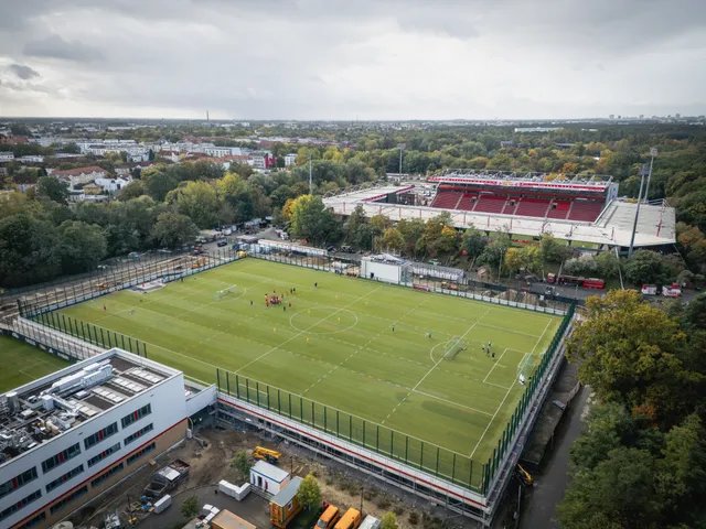 DawidBundesliga's tweet photo. Piłkarze Unionu Berlin po raz pierwszy przetestowali swoje nowe boisko położone na dachu ośrodka treningowego.
Naturalne boisko znajduje się cztery metry nad ziemią na dachu parkingu, który po ukończeniu pomieści nawet 300 samochodów.
Konstrukcja ma umożliwić stworzenie dodatkowych możliwości treningowych bez konieczności rozbudowy terenu wokół "Starej Leśniczówki" czyli stadionu domowego Unionu Berlin.