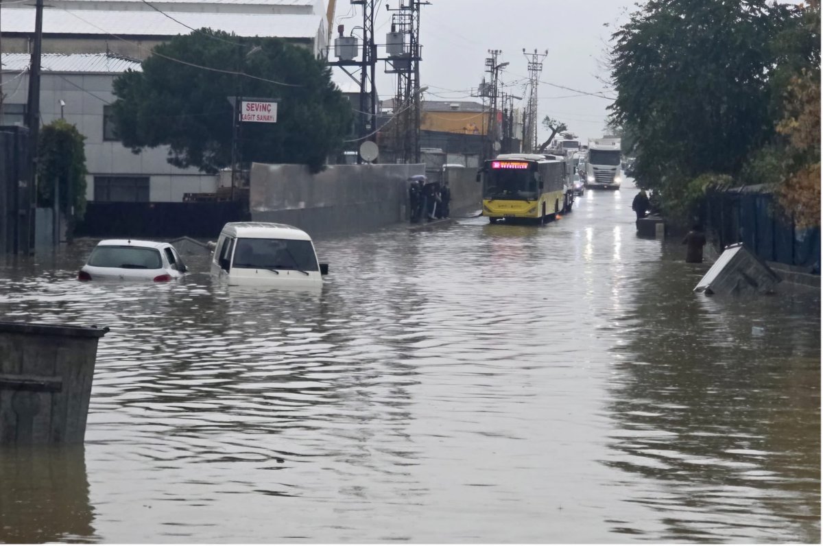 eafyoncu's tweet photo. Başımıza gelen afetlerin (deprem, sel, heyelan) ağır sonuçları olmasının tek bir sebebi var. Şehirlerimiz haddinden fazla büyümesi.  Artık İstanbul da, Tokat da, Yalova da daha fazla büyümemelidir. Şehir merkezlerine sıkışmazsak yüksek binalara da muhtaç kalmayız.
         Köy ve kasabalarımızın yaşam konforunu artırıp 5-10 bin nüfuslu yerleşim yerleri oluşturarak nüfusu bütün ülkeye yaymalıyız. Bunu başarabilirsek başta nüfus krizi olmak üzere birçok problemimizi çözeriz.