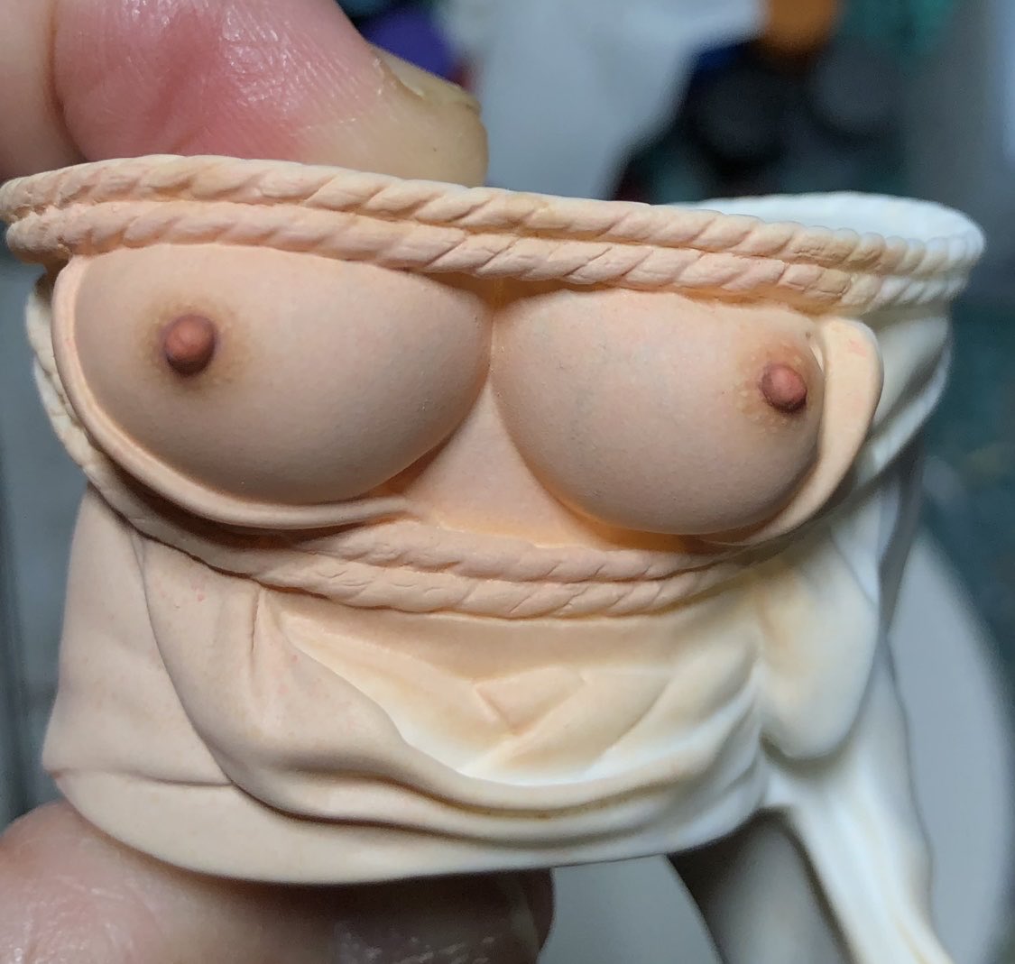 nanatenya's tweet photo. 和のエロティシズム

乳房

とにかくスパッタリングと点描で質感作り

乳首はガイアのサフレスピンク
乳輪はカステンの粘膜クリアー

色的に好みが分かれるやろうけど
大体この2色でベーシックな色にいけるはず！？

この上からピンク系・黒系を吹いて
あなた好みの色へ🫣

後は筆にて細かく描写🫡 https://t.co/0F0UAZTjG1
