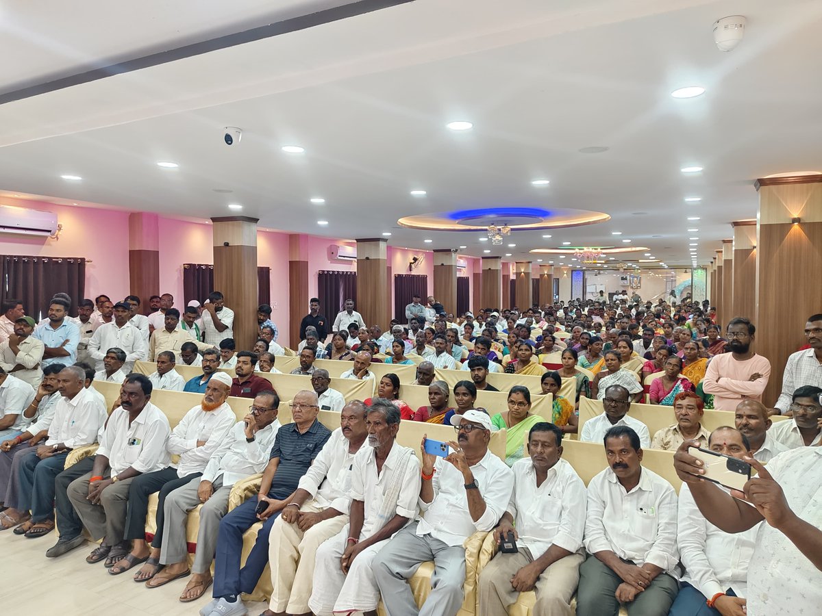 megmrmla's tweet photo. కొత్తకోటలోని ఆర్కే గార్డెన్స్‌లో లబ్ధిదారులకు స్మార్ట్ రేషన్ కార్డులు, రెండో విడత ఇందిరమ్మ ఇళ్ల మంజూరు పత్రాలు, సీఎం రిలీఫ్ ఫండ్ చెక్కులను పంపిణీ చేశాను.
కొత్తకోట మండలంలో మొదటి విడతలో 524, మున్సిపాలిటీలో 146 కలిపి మొత్తం 670 ఇందిరమ్మ ఇళ్లు మంజూరు చేశాం. రెండో విడతలో మరో 73 ఇళ్లను అర్హులైన నిరుపేద కుటుంబాలకు అందిస్తున్నాం.
ముఖ్యమంత్రి శ్రీ రేవంత్ రెడ్డి గారి నాయకత్వంలో కాంగ్రెస్ ప్రభుత్వం ఉచిత బస్సు ప్రయాణం, ₹500కే గ్యాస్ సిలిండర్, 200 యూనిట్ల ఉచిత విద్యుత్, ₹2 లక్షల పంట రుణమాఫీ, ఆరోగ్యశ్రీ, సన్నబియ్యం పంపిణీ వంటి పథకాలతో ప్రజలకు అండగా నిలుస్తోంది.

#GMR #Devarkadra #Kothakota #MadhusudhanReddy #RevanthReddy