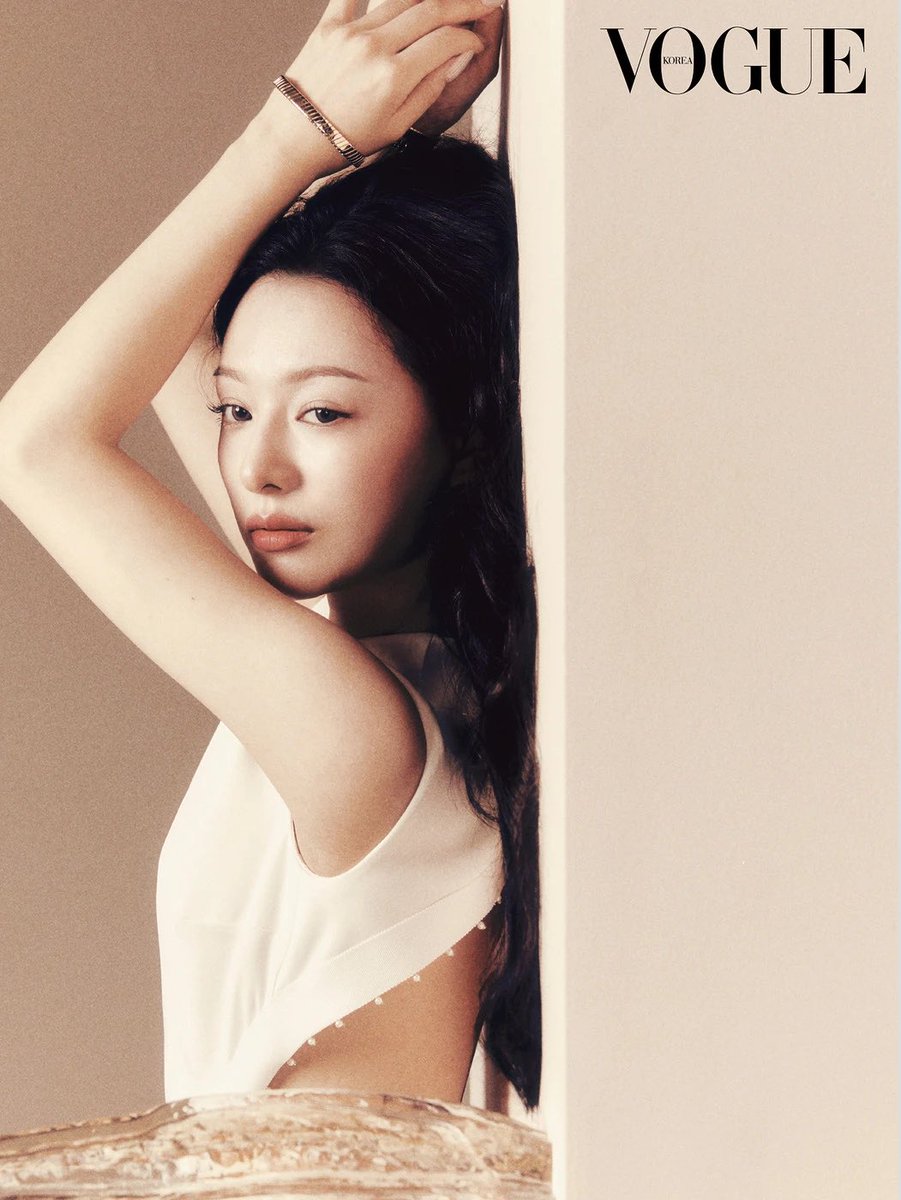 kittyzwonii's tweet photo. 이만큼 지리는 김지원 화보 다시 볼 수 있을까 . . . 
이거 진심 앨범에서 다른사진찾다가 마주치기라도하면 스크롤멈추고 최소 5초이상 응시해야 넘어갈 수 있는 수준의 대작이었음 https://t.co/5oqYOM5d6e