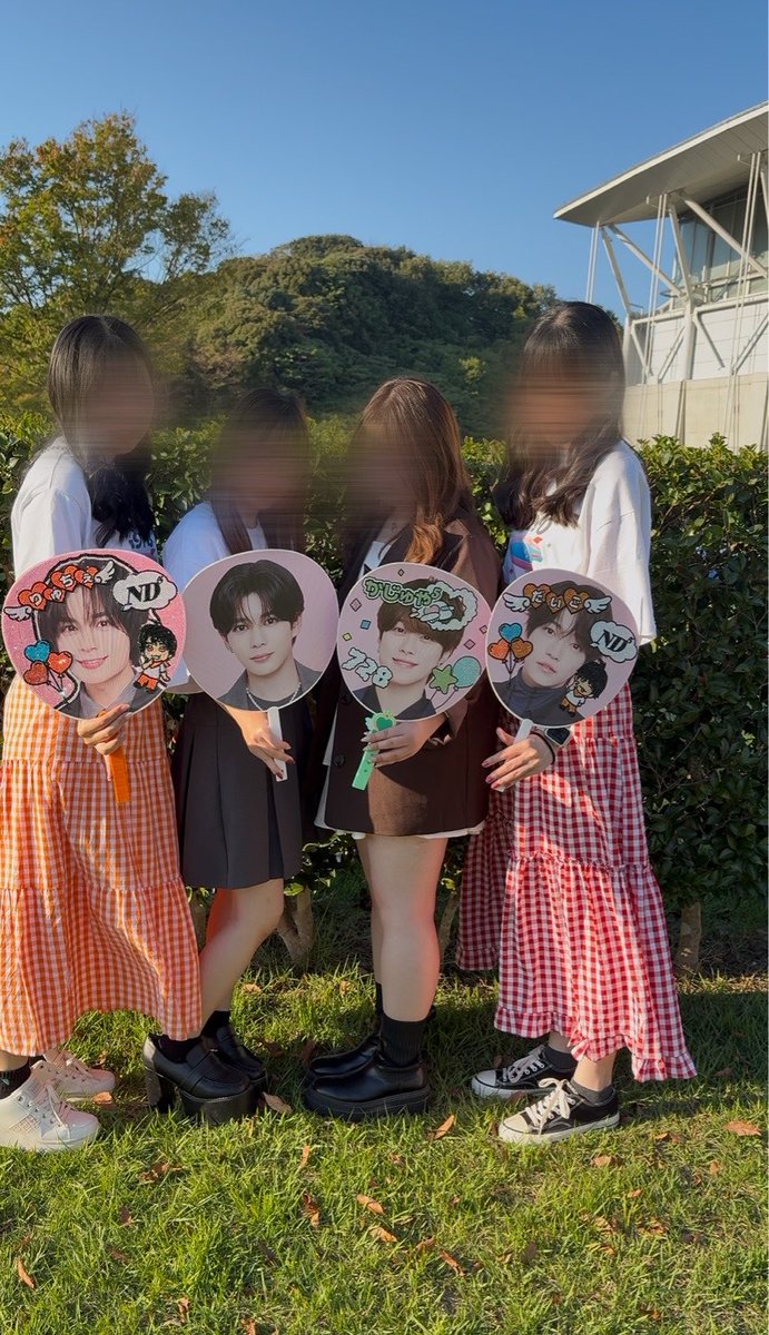 onht_916's tweet photo. エコパ 11昼☀️
エコパ初めてでよく分かんないのにアリーナ引いて通路最前で見やすい🎶とか呑気に考えてたらまさかのアリトロ最前で死‼️
しかも鷹橋組の映像大西畑引けて大満足💯
そして友達の友達で集まって謎の4人組できたしにこさんとも会えて楽しい一日だった🌟
 #なにわ男子_ND5 https://t.co/0DXrdNOX5v