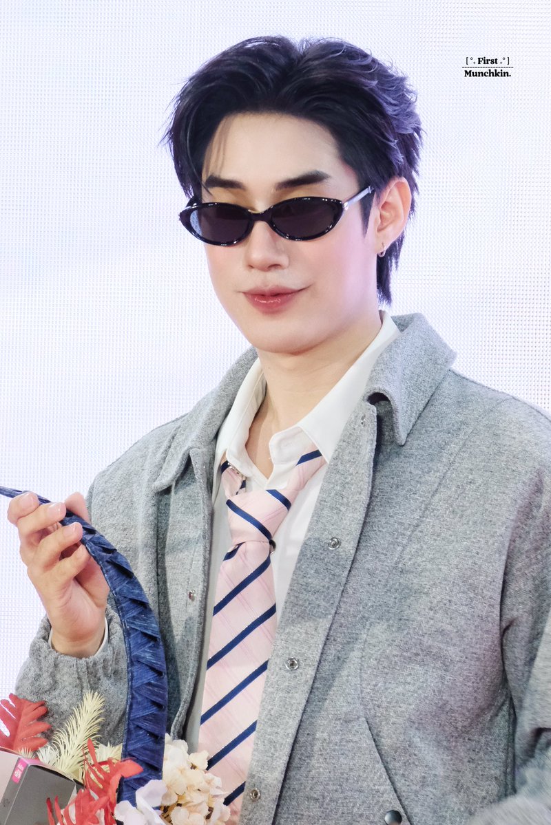1stmunchk's tweet photo. 📸 : 𝟭𝟱•𝟭𝟬•𝟮𝟲 | 𝐎𝗻𝗲 𝐁𝗮𝗻𝗴𝗸𝗼𝗸
🐰: #TLE_mtm

• หนุ่มแว่นดำเท่ห์มากก 😳🫠

IN2IT PRIMER WITH TLE FIRSTONE
☘︎ #PerfectSkinWithTleFirstOne
☘︎ #1stMunchkSnap https://t.co/IYTqVi6cno