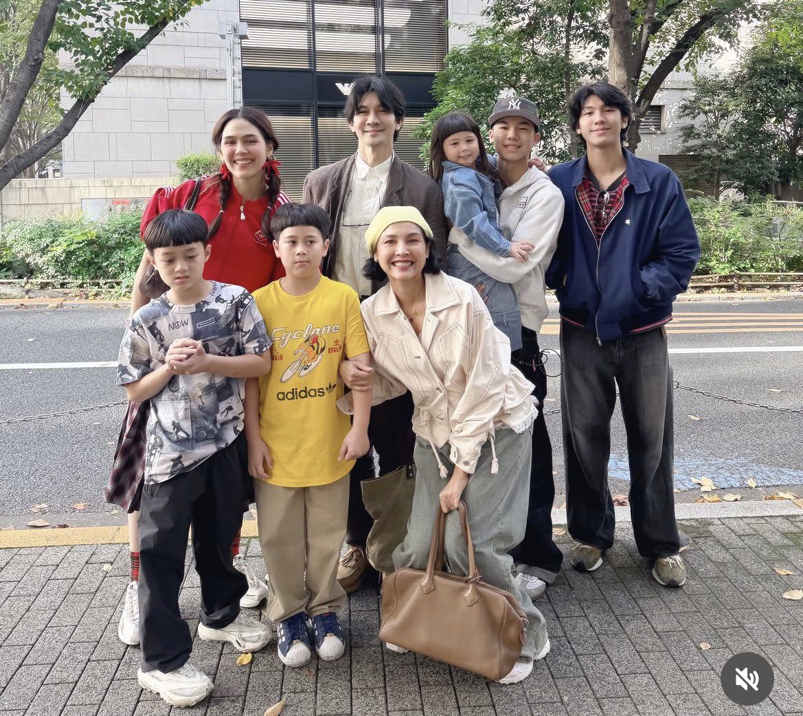 tuanai2026's tweet photo. ชอบความลอยตัวเหนือดราม่าเที่ยวญี่ปุ่นกับครอบครัวหน่อย  เคน เป็นการสอนพวกเราว่าชีวิตจะมีปัญหาอะไรก็ตามอย่าทิ้งความสุขของตัวเอง #saveพายุ #แม่ชม https://t.co/RHTP9f6rU0