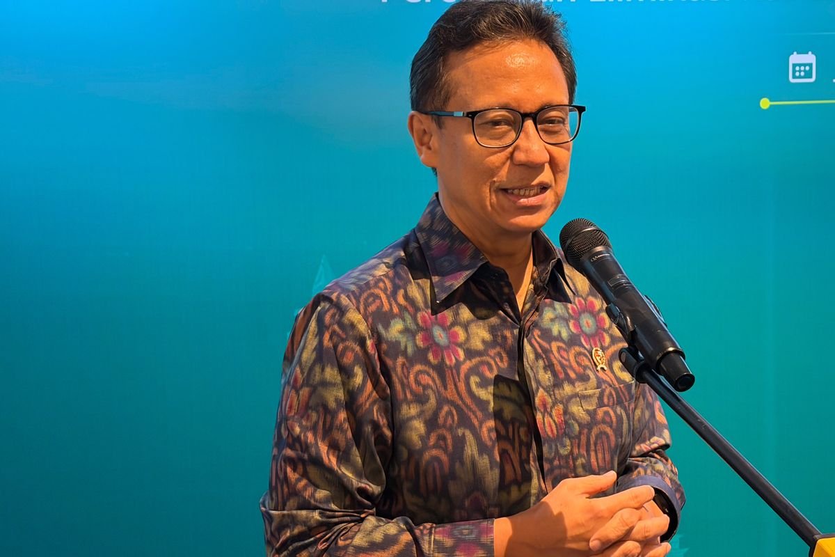 LambeSahamjja's tweet photo. menkes minta warga beradaptasi soal kabut asap

kata dia kemenkes tidak bisa menghentikan asap

upaya kemenkes: orang tetap sehat, atau kalau bisa jangan terlalu kena asap

nomor satu kalau bisa tinggal di rumah, jangan keluar kecuali benar-benar perlu

lansia, balita, dan ibu hamil sebisa mungkin jangan keluar rumah

nomor dua kalau terpaksa ada yang keluar rumah, pilih orang yang tidak rentan, misalnya untuk ambil makanan
