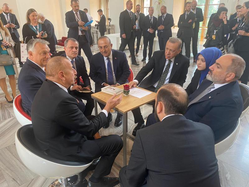 malikejder's tweet photo. Her ülke bağımsızdır elbet.. ama diplomatik masalar kurulur her konuda anlaşılır..

Sabırlı olunuz.. Öfke ile kapıları köprüleri yıkmayınız..

Ermenilerle bile masada oturduk konuştuk anlaştık..

Azerbaycan halkı kardeşimiz..Konuşur anlaşırız.. Her mesele hal olur.. Sabır https://t.co/B33u8EYS9o