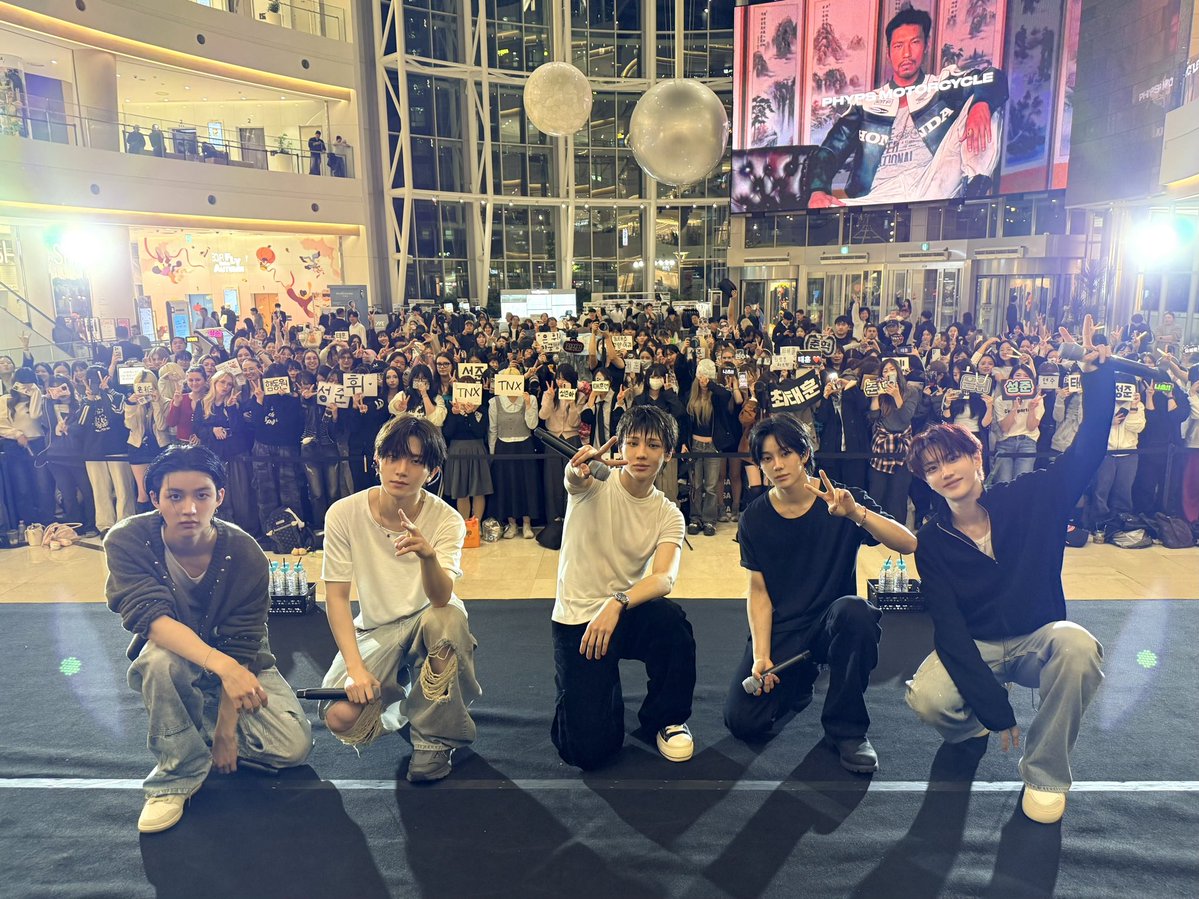 TNX_Official's tweet photo. [#TT]
TNX Today | 261015
📸 영등포 타임스퀘어 마지막 버스킹

#TNX #티엔엑스
#Die_Another_Day
#PNATION #피네이션 https://t.co/xBzAUyKhkn