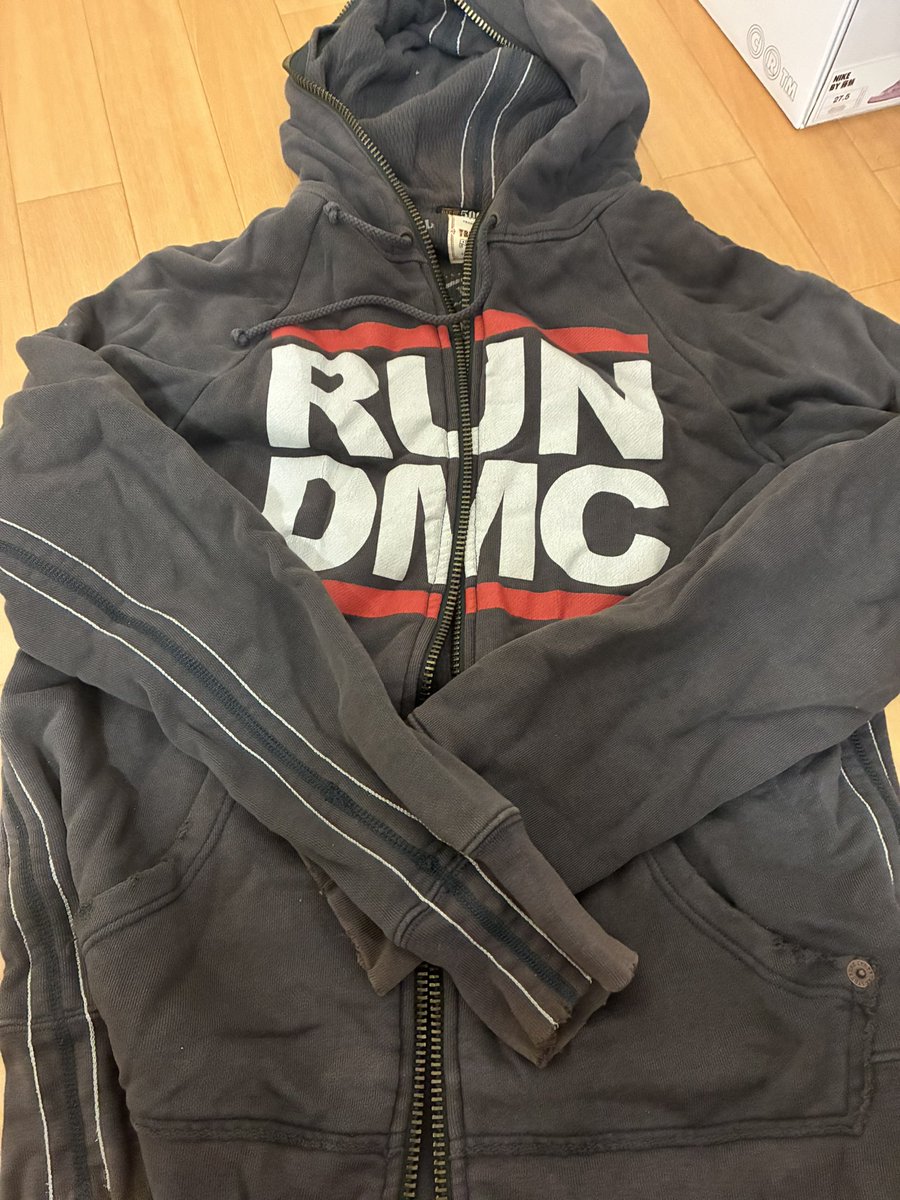 karisumayorich's tweet photo. このパーカー知ってる人いますか？

いくら探しても検索でない
500着限定生産のRUNDMCパーカー
#古着
#RUNDMC https://t.co/4Y8Md3xDvc