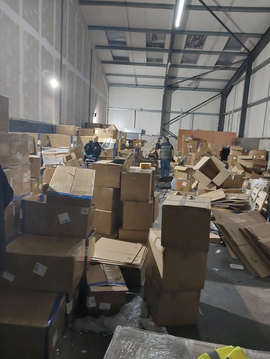 NechellsWMP's tweet photo. Nechells NPT conducted a joint operation yesterday evening with HMRC targeting illegal medicines. 
No arrests were made however over £1.5 million street sale value was recovered.

This is WMP tackling organised crime. 
#knowhatyourbuying
#staysafe
#partnershipworking https://t.co/qekRpBjysc