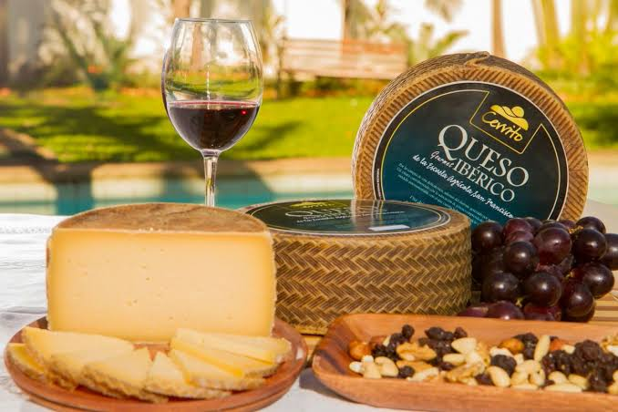 santiagasu's tweet photo. 🧀🇵🇾 Los quesos de la Escuela Agrícola de Cerrito ganaron 4 medallas internacionales y ahora miran a EE.UU.
📍 Compitieron contra 350 muestras de 10 países en un concurso internacional en Chile.
📍 Producen hoy 900 kg al mes; su planta puede llegar a 3.000 kg.

 https://t.co/V0UZzpYZHP