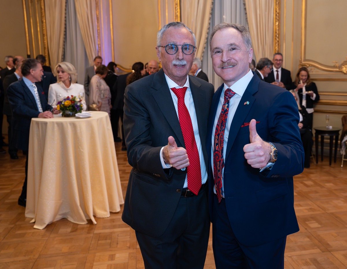 USAmbassadorARG's tweet photo. Dos hermanos, una vocación. Dos países, una agenda común.

Fui médico de emergencias antes que embajador. Mi hermano, el Dr. @Joseph_Lamelas , es cirujano cardiovascular y vino desde la Florida para el congreso de la Sociedad Argentina de Cardiología.
Anoche, recibimos a sus líderes en el Palacio Bosch. 

El diagnóstico es claro: a la Argentina y a los Estados Unidos les sobra talento. El tratamiento: más investigación, más inversión y más trabajo conjunto. 🇺🇸🇦🇷