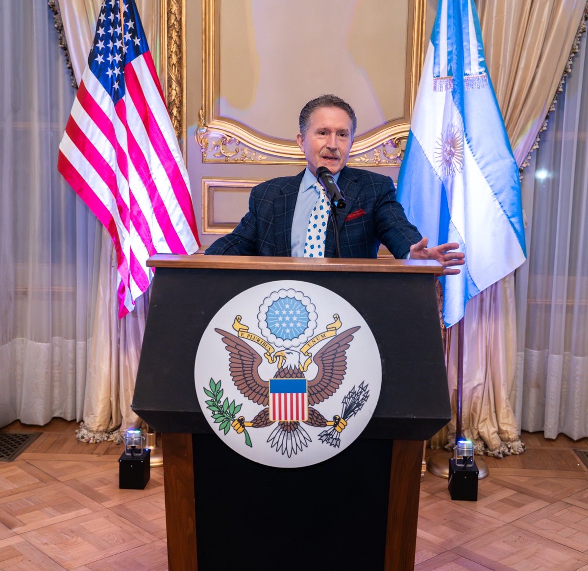 USAmbassadorARG's tweet photo. Dos hermanos, una vocación. Dos países, una agenda común.

Fui médico de emergencias antes que embajador. Mi hermano, el Dr. @Joseph_Lamelas , es cirujano cardiovascular y vino desde la Florida para el congreso de la Sociedad Argentina de Cardiología.
Anoche, recibimos a sus líderes en el Palacio Bosch. 

El diagnóstico es claro: a la Argentina y a los Estados Unidos les sobra talento. El tratamiento: más investigación, más inversión y más trabajo conjunto. 🇺🇸🇦🇷