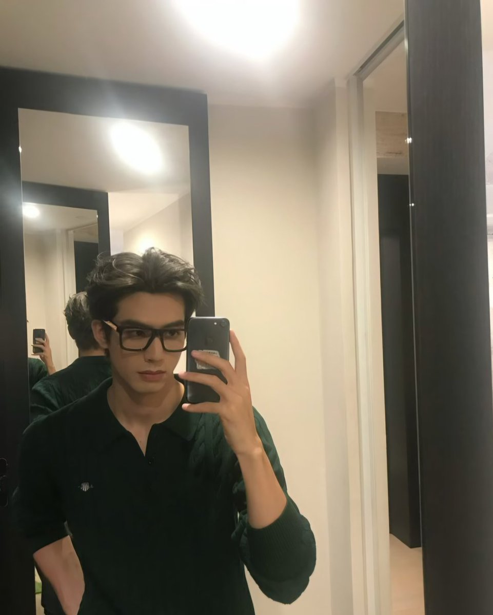 daedaIuses's tweet photo. Just overheard someone at the coffee shop whisper that I look like I 'ghost people after two dates.' DO I? I was literally thinking about whether termites could ruin my mahogany sample. Come on I have feelings, guys. https://t.co/7YmS8Zq9Bp