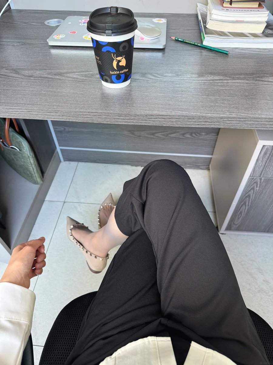 GeorgeZike's tweet photo. 年轻时学着向外扎根（谋生），后来学着向内开花（悦己），最后，任凭四季荒芜，心里总有一团不熄的火 https://t.co/2exHtANvrE