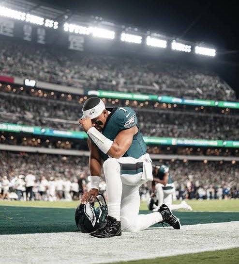 CooperDeJawn3's tweet photo. Jalen Hurts has carried the weight of Philadelphia on his shoulders. Now it's our turn to lift him up in prayer 💚🦅1️⃣ https://t.co/sbOcBqcU2J