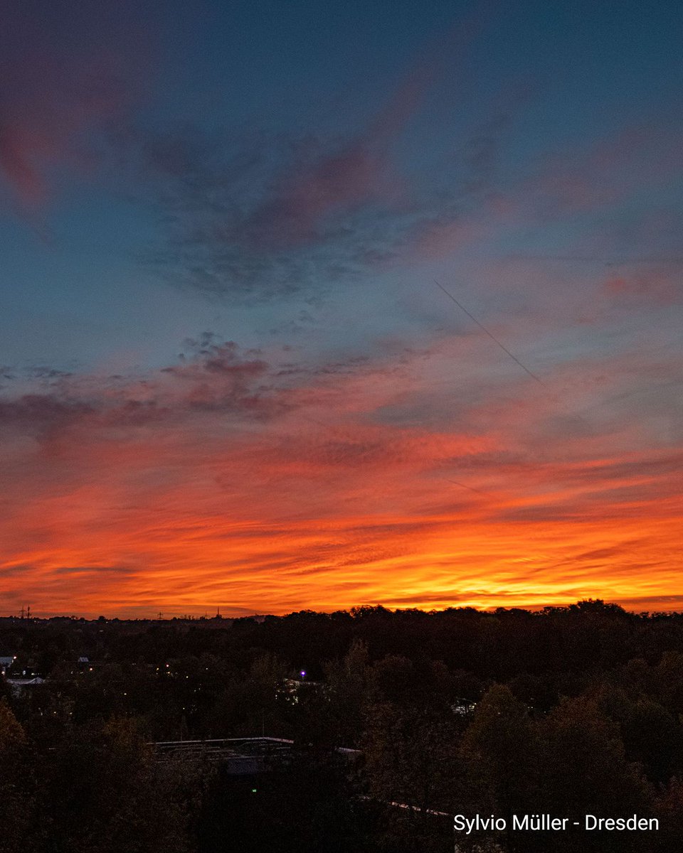 WetterOnline's tweet photo. 😍 Der Oktober weiß, wie man Eindruck macht!

Diese Sonnenaufgänge und Sonnenuntergänge sind der beste Beweis! 🔥 Und das Beste: Auch heute und morgen gibt's vielerorts noch goldene Herbsttage mit viel Sonne. ☀️ 

#Sonnenaufgang #Sonnenuntergang #GoldenerHerbst #Herbstwetter https://t.co/DLo1FIgmZS
