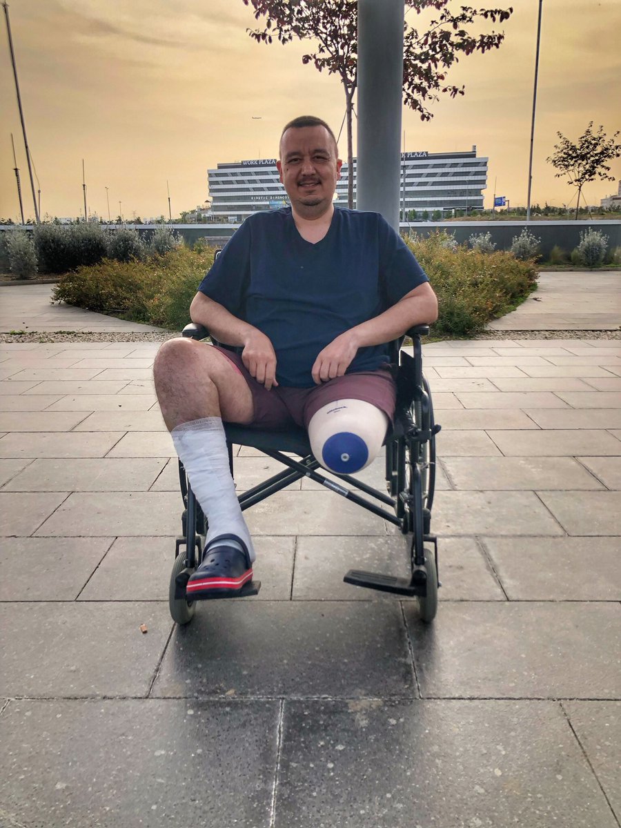 mehmetserif31's tweet photo. SAYIN REİS’İMİZ SEDAT PEKER 🇹🇷

YÜCE ALLAH’ A YEMİN OLSUN Kİ BEN BENİ SEVENLERİ CEHENNEMDE BİLE YANLIZ BIRAKMAM 🙏🏻🇹🇷🌎
DEMİŞTİNİZ. 
 
REİSİM 2018 de SURİYE SAVAŞINDA GÖNDERMİŞ OLDUĞUNUZ YARDIMLARI GETİREN KARDEŞLERİNİZİ YÜCEL ABİ VE MUSTAFA ABİYİ ANTAKYADA AĞIRLAMAKTAN ŞEREF DUYMUŞTUM. 

BENİM SİZE OLAN BAĞLILIĞIM 2018 ve ÖNCESİNDEN BERİDİR. 

6 ŞUBAT DEPREMLERİNDE ANTAKYADA 52 SAAT ENKAZDA KALDIM, SOL BACAĞIM DİZ ÜSTÜNDEN AMPUTE OLDU. SAĞLIK SORUNLARIMDAN DOLAYI UZUN SÜRE ÇALIŞMADIM VE BORÇLANDIM. FAİZ BOYNUMUZU BÜKTÜ. 

BU ENGELLİ KARDEŞİNEDE EL UZATMANIZI RİCA EDİYORUM. 
@sedat_peker #SedatPeker #ReisSedatPeker #BirUmutturYaşamak