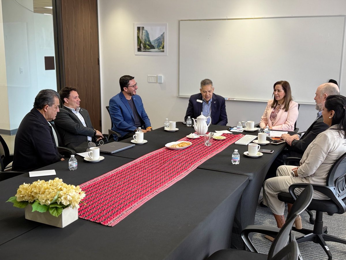 nenaorantes's tweet photo. Esta mañana sostuve una productiva reunión de trabajo con los directivos del Houston Space Center, William T. Harris, Presidente y CEO, Andrés Araujo, Coordinador de Programas en Español y Oscar Neira, Especialista de Programas Internacionales de Educación. https://t.co/8BlLbUD15l