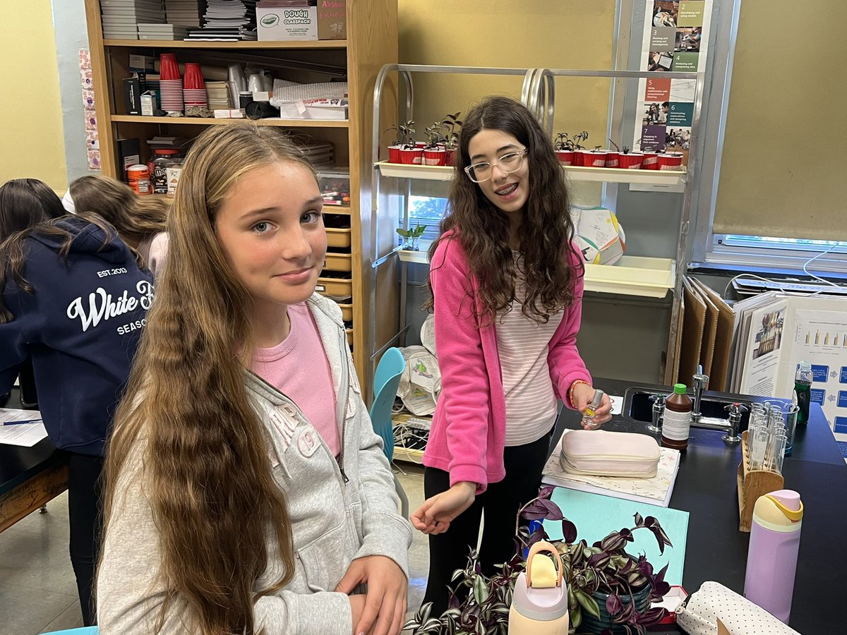 skellyscience's tweet photo. When you finish a lab early @MalverneSTEM , you go hunting for stomata in plants @HTHMiddleSchool https://t.co/vRpmuBaD7A
