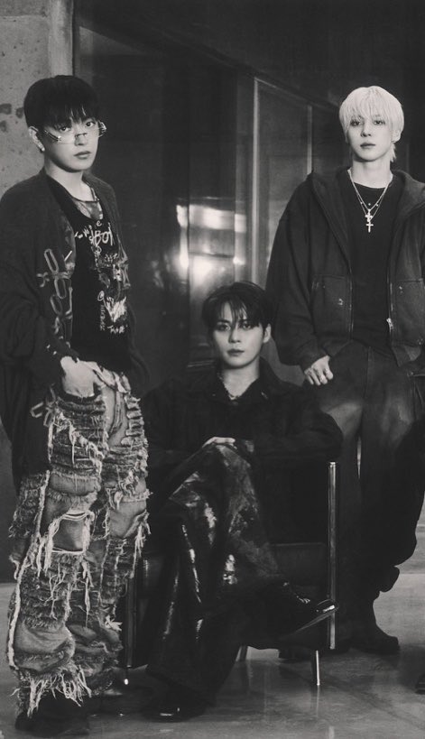 jonghoping's tweet photo. Jongho and his guard dogs 🫣 https://t.co/LKFAuJQ3ar