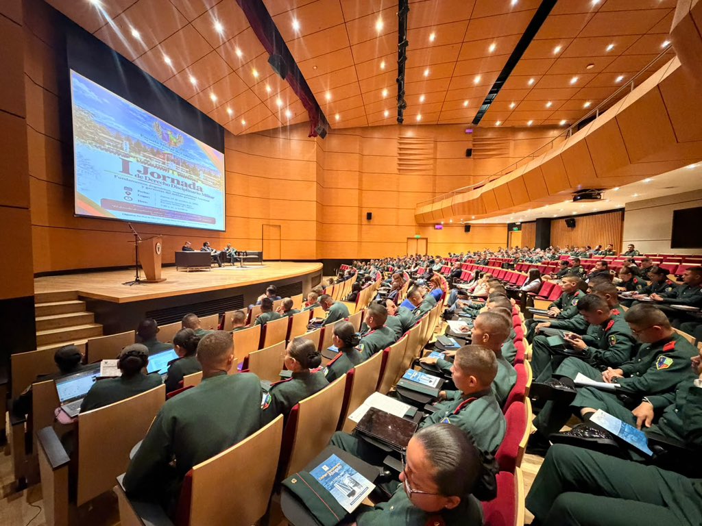 ejercito_COPER's tweet photo. 📌#DeInterés | El Comando de Personal, a través del oficial jurídico de la Dirección de Personal, participó en la Primera Jornada de Derecho Disciplinario, organizada por la Escuela Militar de Cadetes @ESMIC_EJC, contribuyendo al intercambio de conocimientos y al fortalecimiento de la formación jurídica del futuro talento humano del Ejército Nacional.

#PatriaHonorLealtad