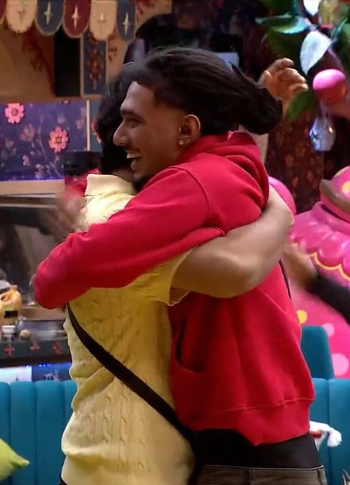 ch48371's tweet photo. #YungDSA is such a great friend
Best friendship in bb history
new captain #ScoutOp #biggboss20 https://t.co/5YYs3Iqn8G