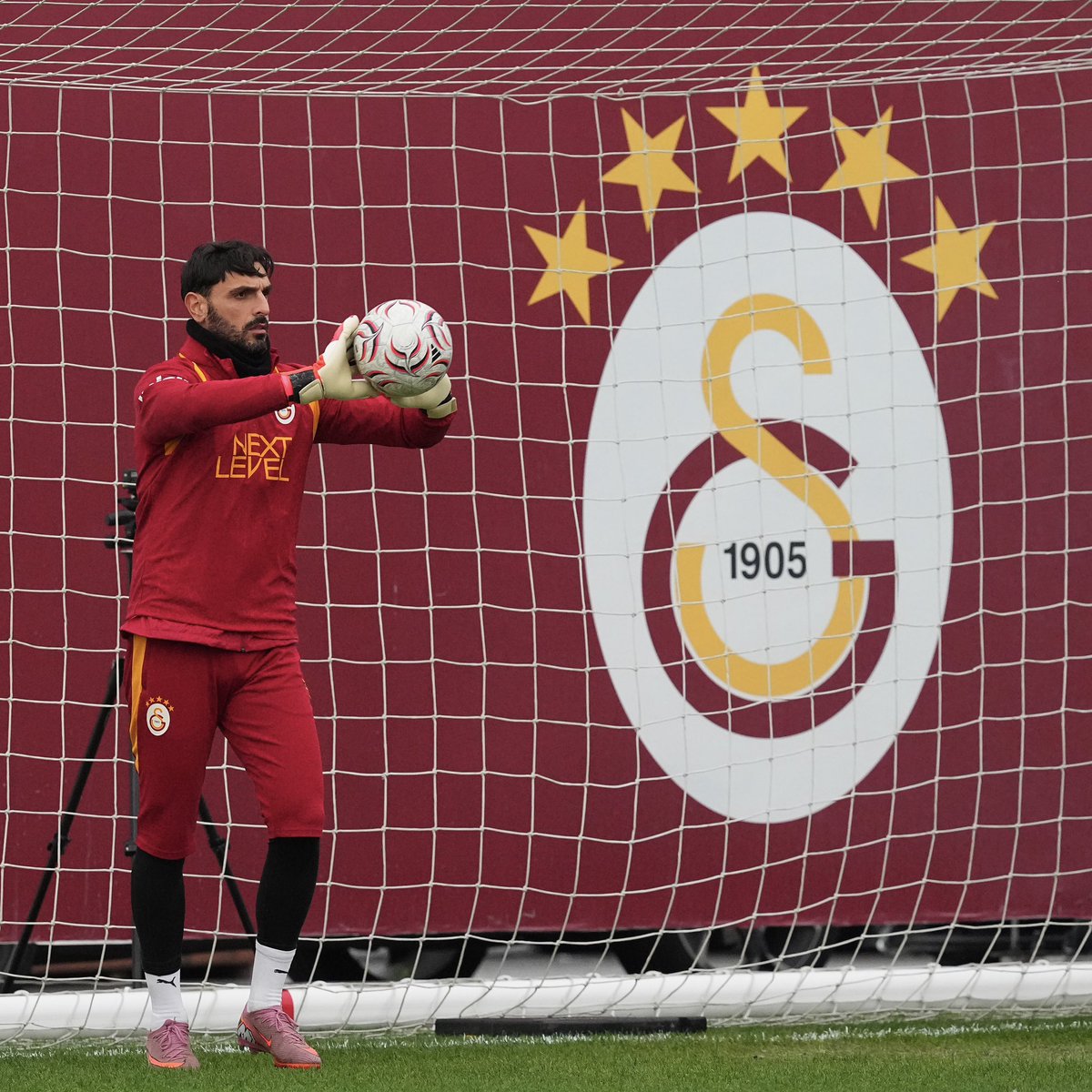 GalatasaraySK's tweet photo. 🦁 Aslanlarımız, Trendyol Süper Lig’in 8. haftasında Gençlerbirliği ile oynayacağı maçın hazırlıklarına bugün Kemerburgaz Metin Oktay Tesisleri’nde yaptığı antrenmanla başladı. 💪 #GBvGS https://t.co/47o4wg5ffS