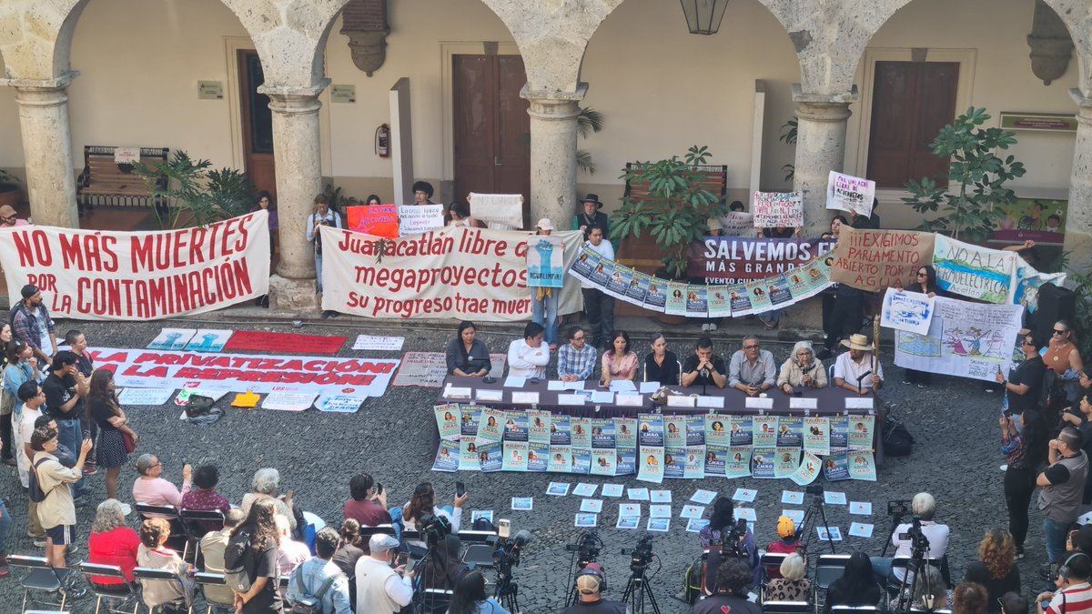 andres_dlap's tweet photo. A pesar de la represión, la agenda por el agua sigue.

Piden no aprobar el financiamiento CMRO, publicar y someter a consulta y discusión los proyectos hídricós, y no utilizar a Chapala como una moneda de cambio para expandir el AMG. https://t.co/Qurscf5Giy