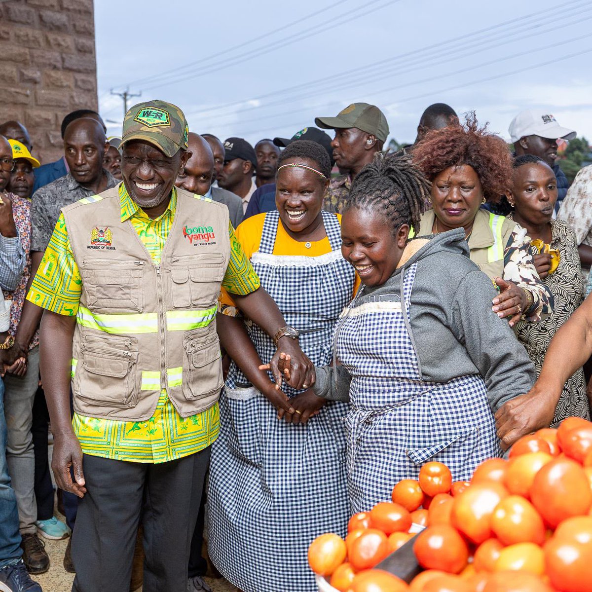 WilliamsRuto's tweet photo. The days of trading in poor and deplorable conditions are coming to an end in Iten and across Kenya as we build more than 600 modern markets. https://t.co/jzFaVP4o5t