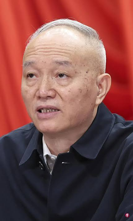 xie_wanjun's tweet photo. It is rumored that on October 15th, Cai Qi, the second-highest-ranking figure in the Chinese Communist Party (CCP) and a member of the Politburo Standing Committee, joined forces with Zhou Hongxu, the director of the Central Security Bureau, to launch a coup and seize control of Xi Jinping, the CCP's top leader.

Another rumor claims that Xi Jinping, due to health reasons, has lost the ability to continue wielding power, thus Cai Qi, as the CCP's second-highest-ranking figure, naturally stepped in to take control.

Currently, all public events attended by Xi Jinping are being conducted by a body double. While this information cannot be confirmed, the rumor is widely circulating within the CCP.