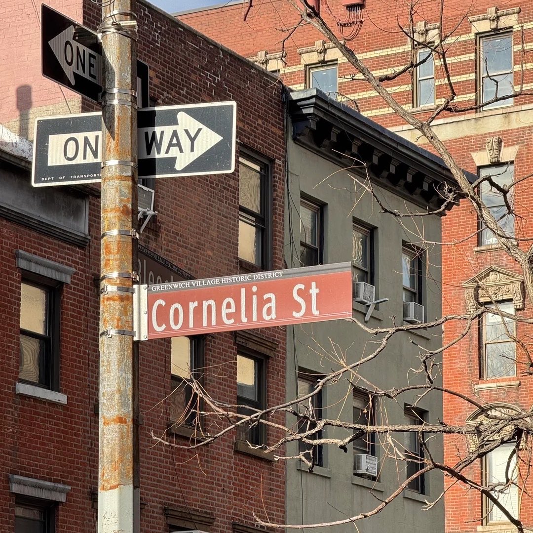 blauechapter's tweet photo. เพิ่งรู้ว่า cornelia street มันเป็นถนน one way 😭😭😭 ทำให้เพลงนี้เศร้ากว่าเดิมอีก ความสัมพันธ์ที่เราพยายามอยู่ฝ่ายเดียว พยายามรักษาไว้เพราะไม่อยากเสียเธอไป เปรียบความสัมพันธ์เป็นการเดินทางในถนนเส้นนี้ ถ้าเดินไปจนสุดแล้วเธอไม่ได้อยู่จุดเดียวกัน ก็ย้อนกลับไปหาไม่ได้ ㅠㅠ https://t.co/tkzALkgPl7