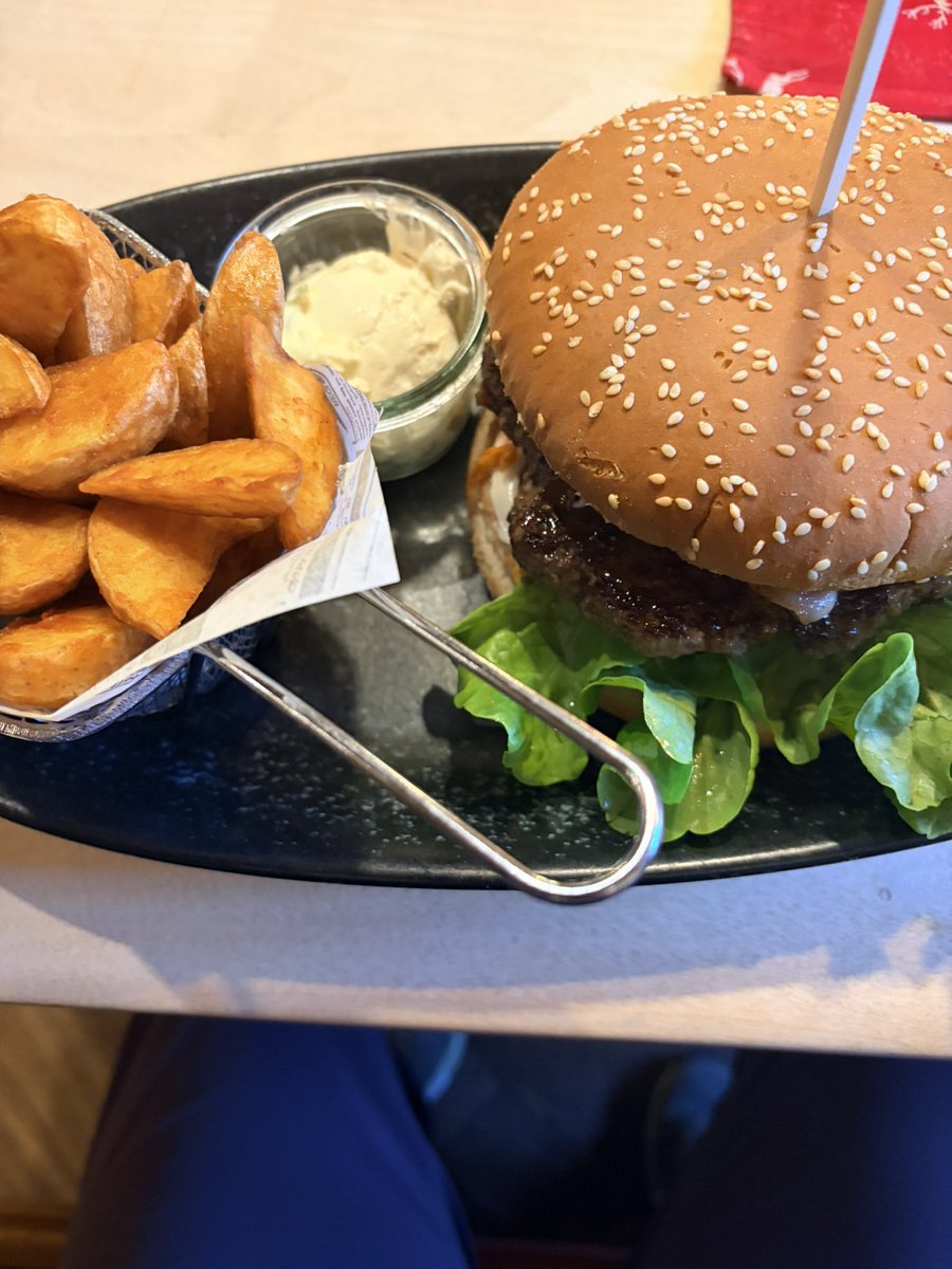 TweetFeetMeet's tweet photo. Auf dem Bild ist das Konterfei des McRib Konkurrenten zu sehen. https://t.co/Nx3jeeBFQW