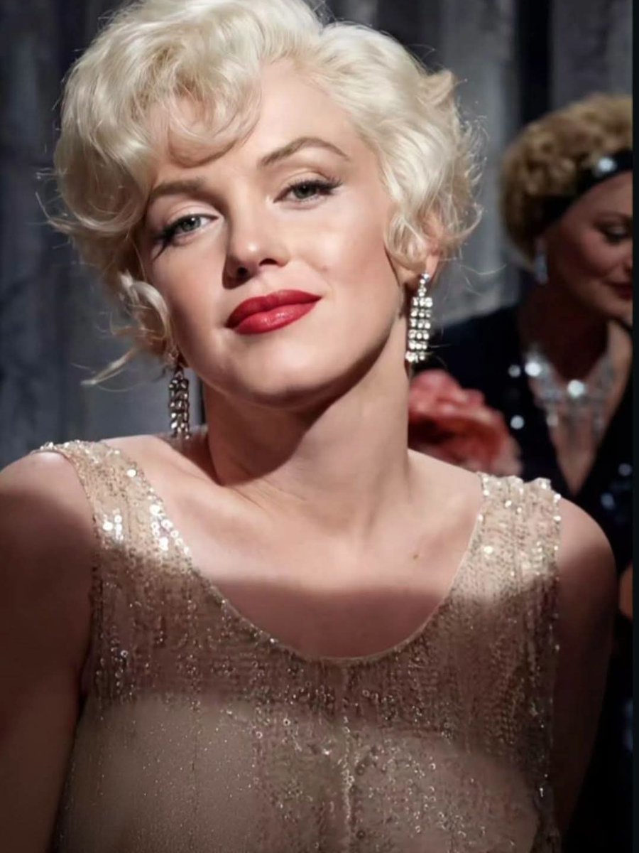 MarilynDiary's tweet photo. Marilyn Monroe on the set of "Some Like it Hot," in 1958. https://t.co/pXK7HGTQoY