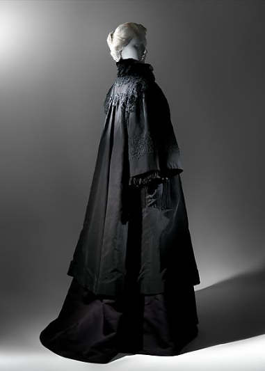 wikivictorian's tweet photo. Mourning coat by House of Worth, 1907. The MET. https://t.co/n9kcPZTc6S
