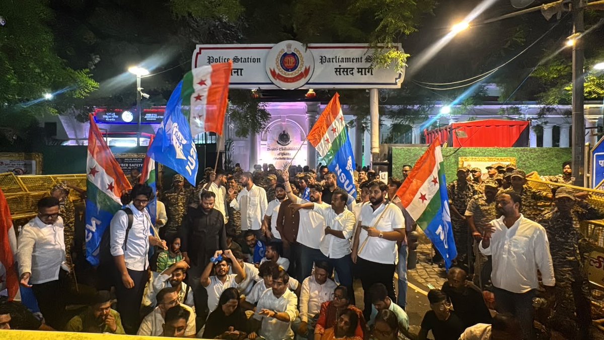 INCIndia's tweet photo. NSUI के साथियों के साथ बर्बरता की गई, उन्हें प्रताड़ित किया गया।

लेकिन इस मामले को 24 घंटे बीतने के बाद भी FIR नहीं दर्ज की गई।

इसी के विरोध में सभी युवा साथी NSUI अध्यक्ष @VinodJakharIN जी के नेतृत्व में संसद मार्ग थाने के बाहर धरने पर बैठ गए हैं।

हम इस अन्याय के ख़िलाफ़ पूरी ताकत से आवाज बुलंद करेंगे और न्याय लेकर रहेंगे  ✊🏽

📍 नई दिल्ली