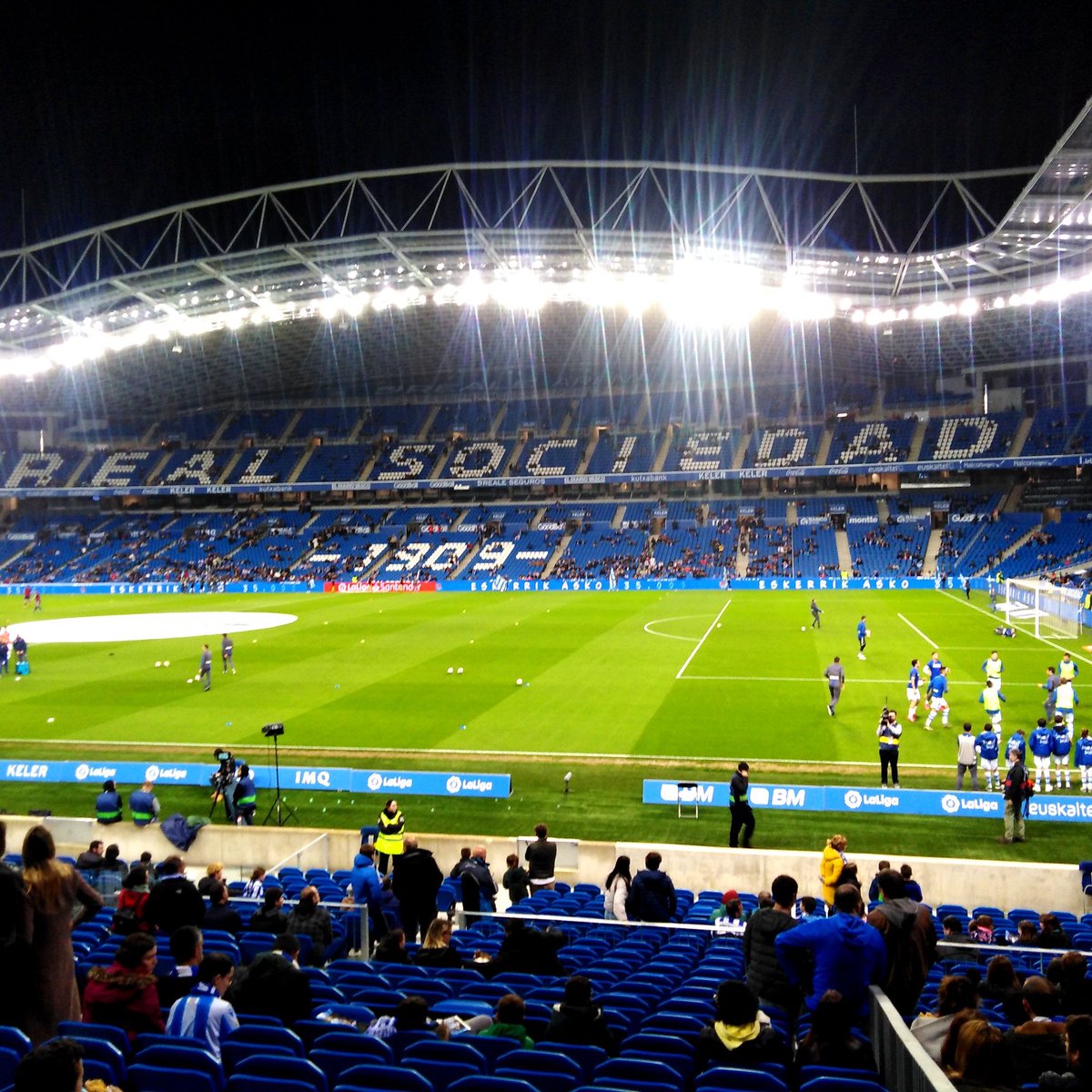MadridXtra's tweet photo. 🚨 While Vini Jr. was in a different country, getting ready to play in a different competition, Real Sociedad fans were chanting: ‘Vinicius is an IDIOT’ during their match vs Deportivo La Coruña.

La Liga have now REPORTED these chants to the Spanish Disciplinary Committee. https://t.co/UdbFiyRTT3