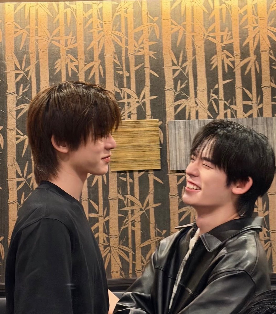 glazeexie's tweet photo. Still one of my most favourite pictures of #teeteepor! There's something so romantic (THE OG  ROM-COM VIBES) about the way tee's looking at por while his eyes disappear from smiling so wide cuz he's with tee, oh my lovebirds 😭

+ Its them in japan, iykyk 🧘🏻‍♀️ https://t.co/lDbyrIrpn5