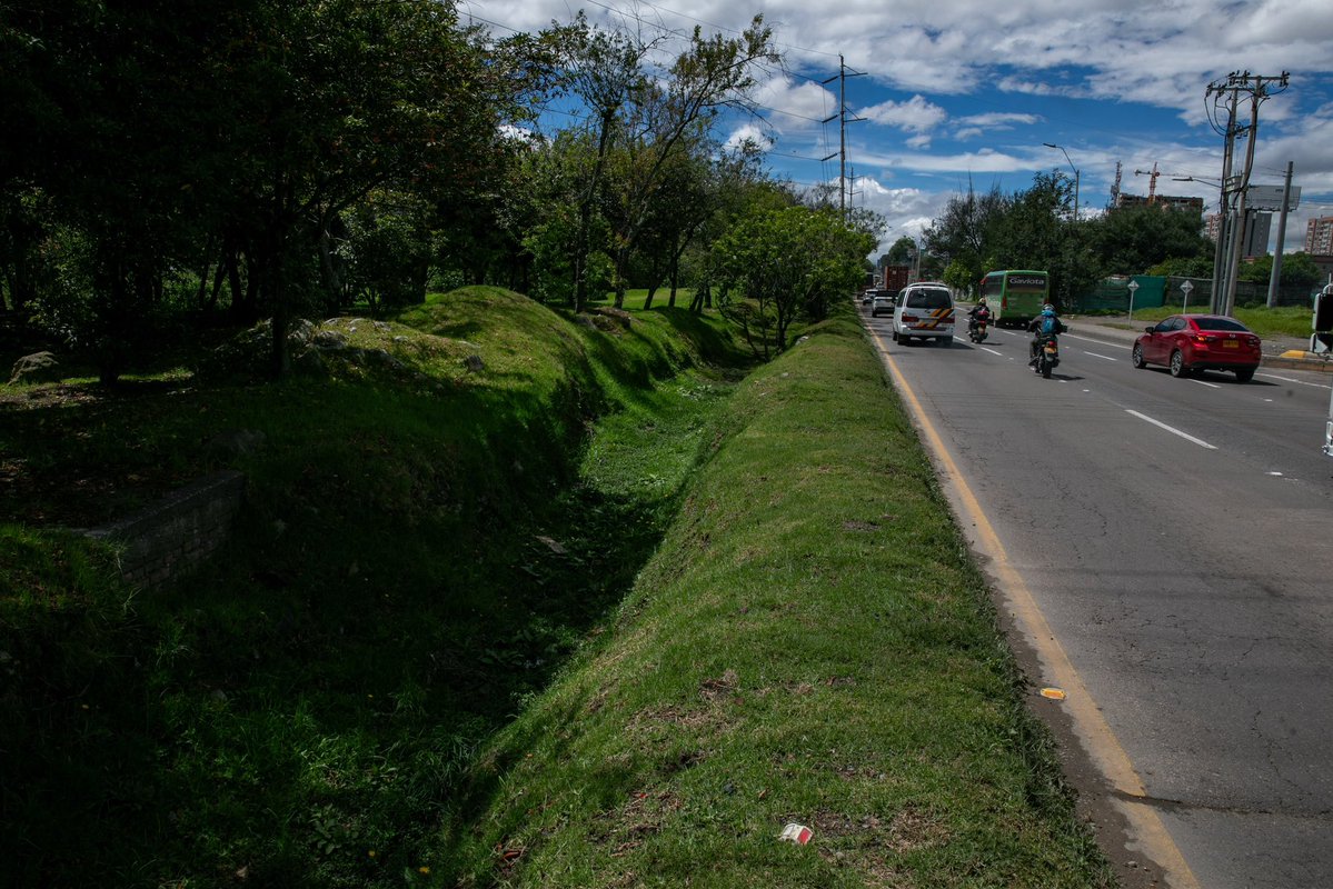 CarlosFGalan's tweet photo. Arrancaron las obras de ampliación de la Autopista Norte. 

Esta es una gran noticia para Bogotá: es, sin duda, la solución para las inundaciones de este sector. 

Después de haber destrabado esta obra, por fin podemos avanzar en la construcción de los 6 carriles que estarán a cada lado, con ciclorruta y andenes renovados. Además de que será una mejora considerable para el tráfico, el tema de las inundaciones quedará resuelto con 5 pasos de agua y 8 para la fauna. 

A este proyecto también se suma la intervención de la Carrera Séptima de la calle 201 a la 245. Estamos cambiando, por completo, la movilidad del norte de Bogotá.