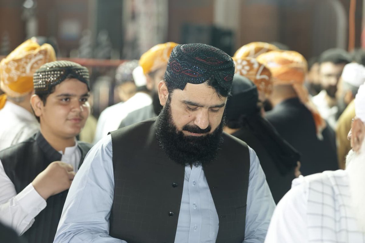SamiSwati_'s tweet photo. مفکرِ اسلام مولانا مفتی محمودؒ کی نمازِ جنازہ 15 اکتوبر 1980ء کو ملتان کے قلعہ کہنہ قاسم باغ اسٹیڈیم میں ادا کی گئی۔ آج اسی مقام پر ان کی یاد میں کانفرنس کا انعقاد تاریخ کے ایک اہم باب کی طرف توجہ دلاتا ہے۔ وہی میدان، وہی نسبت اور ایک ایسی شخصیت کی یاد جسے ملک بھر کے اہلِ علم و سیاست نے خراجِ عقیدت پیش کیا۔

#مفتی_محمود_کانفرنس_ملتان
#بانی_وفاق_المدارس
#معمار_آئین_مفتی_محمود
#پنجاب_مولانا_کے_سنگ
#MaulanaInMultan